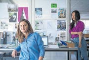 Die Kulturwissenschafterin Birte Theiler mit ihrer Kollegin Jiajia Zhang (im Hintergrund) an ihrem Arbeitsplatz in der Kunstgiesserei. (Bild: Urs Jaudas)