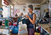 In der grauen Zone: Iris Betschart ist Modedesignerin, Künstlerin und Gestalterin zugleich. Im Moment bemalt sie gerne Knöpfe mit Nagellack. (Bild: Coralie Wenger)