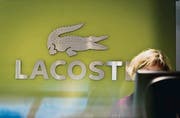 Lacoste-Boutique in St. Gallen. Das Unternehmen produziert noch einen Teil der Polohemden in Frankreich, den Löwenanteil aber in Asien. (Bild: Michel Canonica)