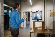 Spielerei mit Software, die Gesichter verfremdet: Auch beim Rundgang im Innovationszentrum vereinten sich Kreativität und ernster Hintergrund. (Bild: Benjamin Manser)