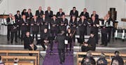 Der Männerchor Rüthi und das Bläser-Quartett der Vorarlberger Musikschule am gemeinsamen Adventskonzert. (Bild: René Jann)