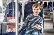 Lino auf seinem Lieblingssitz zuvorderst im Bus – und daneben das Schild für den «Kinder-Wunschplatz». (Bild: PD)