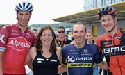 Reto Hollenstein, Michael Albasini und Stefan Küng (von Links) wurden während der Tour von ihrer Micarna-Teamkollegin Nicola Spirig besucht. (Bild: Urs Huwyler)
