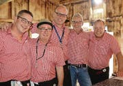 Sie sind dicke Freunde und betreiben gemeinsam die Fussballhütte in Oberbüren: Roman Taiani, Daniel Fürer, Michael Frick, Martin Koller und Kosmas Brühwiler (von links). (Bild: pd)