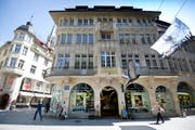 Die Buchhandlung Rösslitor an der Multergasse zieht in die ehemaligen Musik Hug-Lokalitäten ein paar Meter weiter weg. (Bild: Urs Bucher/Archiv)