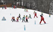 Die Snowli-Arena im Munzenriet, wo die Kinder an mehreren kleinen Liften ihre ersten Schwünge machen, ist für die Schneesportschule Wildhaus sehr wichtig. (Bild: Sabine Schmid)