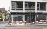 Unfall, kein Vandalismus: Die Scheibe der neuen «Chickeria» am Bohl wurde am Freitag bei Bauarbeiten eingeschlagen. (Bild: Sebastian Schneider)