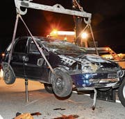 Das Auto des 20-Jährigen überschlug sich und kam auf dem Dach zum Stillstand. (Bild: Kapo SG)