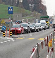 Während den Stosszeiten verursacht das Lichtsignal in Neudietfurt längeren Stau. (Bild: Martina Signer)