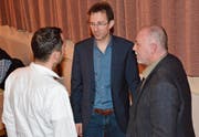 Gemeindepräsident Roman Habrik (Mitte), Schulpräsident Orlando Simeon (rechts) und Gemeinderat Michael Sutter erleben, entgegen den Erwartungen, ruhige Vorversammlungen. (Bilder: Beat Lanzendorfer)