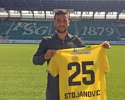 Dejan Stojanovic mit seinem neuen FCSG-Trikot. (Bild: pd)