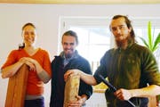 Die drei Flötenbauer von Hemberg Bächli: Madeleine Imbeck sowie Joel und Sebastian Meyer (von links) von der Meyerrecorders GmbH mit Rohmaterialien und einem fertigen Instrument.
