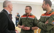 Fixieren einen Termin für ein informelles Treffen hinsichtlich einer Fusion: der Uzwiler Gemeinderat Ruedi Müller, Tom Widmer, Feuerwehr/Zivilschutz SVRW und Martin Schneider, Kommandant ZSO Uze (von links). (Bild: Andrea Häusler)