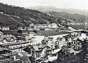 Das Foto aus dem Jahr 1910 zeigt das neue Wattwiler Bahnhofsgebäude mit der Passerelle.