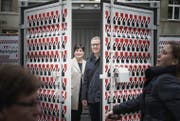 Mit einem Container am Marktplatz wollen Patrizia Adam und Florian Kessler die Bevölkerung zum Mitmachen animieren. (Bild: Michel Canonica)