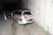 Das Auto rollte die Lochstrasse hinunter und kollidierte nach rund 120 Metern mit einer Betonmauer. (Bild: Kapo SG)