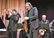 Stargast Rüdiger Baldauf (links) und Rüdiger Wagner von der SSC Big Band im Duett. Im Hintergrund Bassist Erich Koller. (Bild: Max Pflüger)