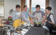 Die Bewohner des Tandems in Abtwil bereiten gemeinsam mit den Mitarbeitern Jonny Schönenberger (blaues Shirt) und Marisa Dünser das Mittagessen zu. (Bild: Ralph Ribi)