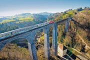 Der Voralpen-Express auf dem Sitterviadukt, das mit seinen 99 Metern Höhe zu den höchsten Eisenbahnviadukten der Schweiz zählt. (Bild: SOB)