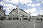Er habe bei den Jugendlichen eine normale Untersuchung vorgenommen, sagte der Beschuldigte Arzt vor dem Kreisgericht. Er wurde am Dienstag freigesprochen. (Bild: Keystone)