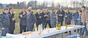 Ortsgemeindepräsidenten und deren Vertreter von Lienz bis St. Margrethen haben gestern im Isenriet in Marbach auf die Gründung ihres Vereins und das Pilotprojekt Bodenverbesserung im Isenriet angestossen. Weitere gemeinsame Projekte sollen folgen. Harald Herrsche (links) ist Präsident des Vereins «Die Rheintaler Ortsgemeinden». (Bild: Kurt Latzer)