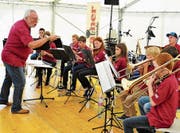 Die SSC Big Band Rheintal gibt dem Balgacher Kilbi-Fest mit jazzigen Tönen eine ganz besondere Note. (Bilder: Max Tinner)