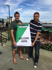 Sportchef Christian Stübi überreicht Tranquillo Barnetta ein "Welcome Home"-Trikot. (Bild: pd)