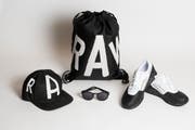 Sportbag 39.90, Cap 39.90, Sneakers Asics 179.90, Sonnenbrille Marshall 169.90 (alles Männerwerk) (Bild: Mareycke Frehner)