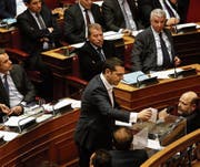 Premier Alexis Tsipras bei der Abstimmung über die Einsetzung des Untersuchungsausschusses. (Bild: Alexandros Vlachos/EPA (Athen, 21. Februar 2018))
