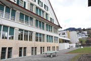Die Schulanlage Risi in Wattwil mit dem «Altbau» aus dem Jahr 1915 (vorne) und dem «Neubau» aus dem Jahre 1974 (hinten). (Bild: Urs M. Hemm)