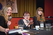 Historikerin Natascha Wey (links) führte mit Laurie Penny (Mitte) die Diskussion, nachdem Julia Kubik (rechts) aus dem Buch gelesen hatte. (Bild: Ralph Ribi)