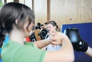 Schülerinnen boxen sich durch den etwas anderen Sportunterricht. (Bilder: ohu.)