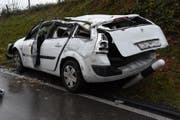 Der total beschädigte Unfallwagen. (Bild: Kapo SG)