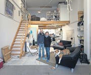 Collagieren und Zappen: Felix Oliver und Antonia Möhr an der Fürstenlandstrasse. (Bild: Michel Canonica)