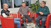 Eine fröhliche Runde, entstanden auf Wunsch der Reporterin. Sie verwechselte die drei Herren Daniel Kühnis miteinander und spricht mit ihnen darüber, welche Probleme und Vorteile bestehen, wenn man mit gleichem Namen in einer Seelsorgeeinheit engagiert ist. (Bilder: Monika von der Linden)
