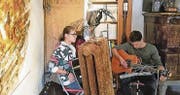 Das Gitarrenduo wurde an der Finissage inspiriert von all den Kunstwerken, die es umgab. (Bild: pd)
