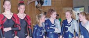 Die Damen des STV Widnau (Mitte) im Gespräch mit den Mitturnerinnen. Rahel Masiero und Jasmin Chéreau. (Bilder: Ulrike Huber)