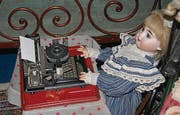 Die Sammlung enthält viele Utensilien wie diese Schreibmaschine.