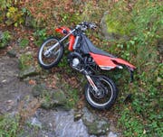 Das Motorrad des 17-Jährigen rutschte über eine Böschung in den Bach. (Kapo AR)