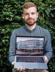 Raphael Prader zeigt seine Webseite, die ihm eine Forschungsreise nach China ermöglicht. (Bild: Urs Bucher)