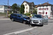 Eine Frau musste nach dem Unfall ins Spital gebracht werden. (Bild: Kapo SG)
