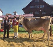 Miss Brunnadern Pamela mit Christian Näf senior und junior. (Bilder: Anna Gasser)