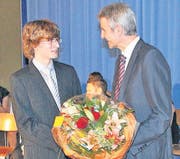 Rektor Rolf Grunauer gratulierte den Besten (ab 5,3) mit einem Blumenstrauss:Timon Forster und Jasmin Hutter.