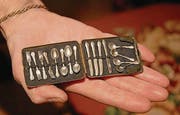 Miniatur-Silberbesteck in einem Etui.