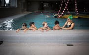 Schwimmunterricht gefährdet? Die SP hat aufgrund des Vorstosses von FDP und SVP Bedenken. (Bild: Benjamin Manser)