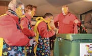 Die noch verbleibenden Mitglieder des Flawiler Narrenrats legen nach der Chratzbörschte-Verleihung ihr Amt nieder. (Bilder: Zita Meienhofer)