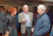 Jack Griss (Mitte) hielt an der Vernissage im Göttersaal des Museums Prestegg die Laudatio, Elsbeth Maag und Josef Ebnöther waren vom Aufmarsch der vielen Besucherinnen und Besucher begeistert. (Bild: Kurt Latzer)
