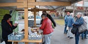Kathrin Germann von der Käserei in Niederstetten verkauft an ihrem Stand ab morgen wieder Joghurt und Käse. (Bild: Urs Bänziger)