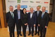 Dominik Meli (Zweiter von rechts), Präsident des St. Galler Turnverbandes, hiess namhaften Besuch willkommen (von links): Patrik Baumer, Leiter Amt für Sport, Karl Brändle, Gemeindepräsident von Bütschwil-Ganterschwil, Imelda Stadler, Gemeindepräsidentin von Lütisburg, Walter Müller, Nationalrat, und Stefan Kölliker, Regierungsrat. (Bild: Beat Lanzendorfer)