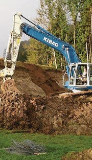 Die mit Blei belastete Erde wird abgebaut und deponiert. (Bild: gk)